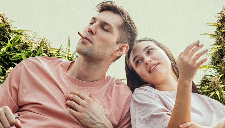 Un hombre con camiseta rosa fumando un porro encendido y una mujer sonriente con camiseta blanca relajándose juntos, rodeados de plantas de cannabis frondosas, destacando la conexión entre la cultura del cannabis y la relajación.