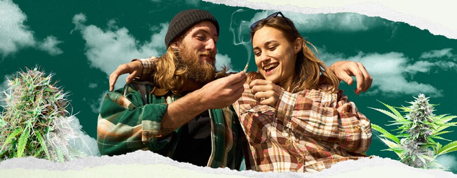 Dos amigos sentados al aire libre, disfrutando de un porro encendido mientras comparten risas.