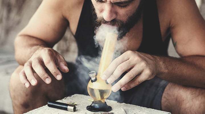 Cómo preparar, fumar y limpiar un bong. - RQS Blog