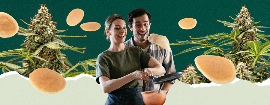 Pareja cocinando pancakes en una cocina con plantas de cannabis al fondo.