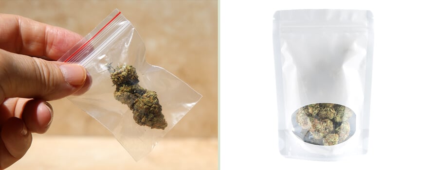 Comparación del empaquetado de cannabis: una bolsa de plástico transparente y una bolsa de Mylar moderna. Destaca la evolución del empaquetado del cannabis, desde métodos simples hasta soluciones avanzadas de conservación.