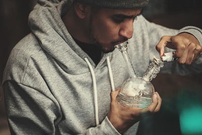 La Colina Grow Shop - La Plata - ¿Qué es un #bong? Los bongs son artefactos  que sirven para fumar #marihuana, que filtran el #humo a través de un  depósito de agua.